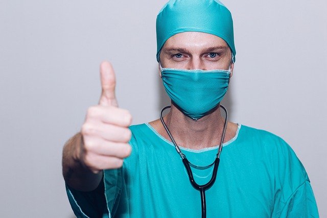 Médico que promueve el autocuidado del personal sanitario Médico diciendo OK con su mano
