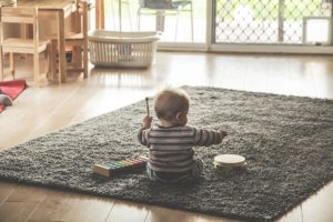 Bebé jugando con instrumentos musicales