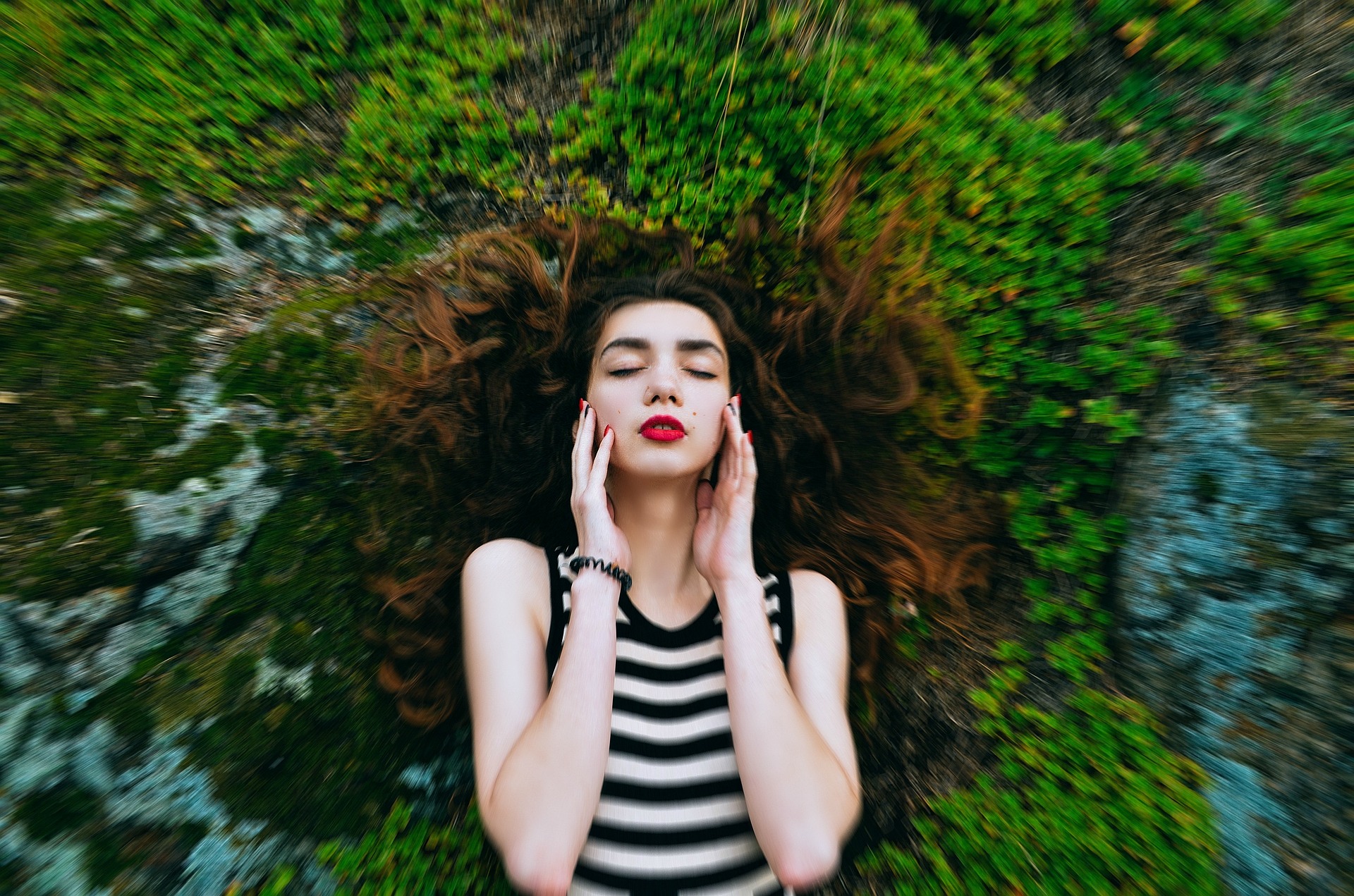 mujer joven en actitud de meditación.