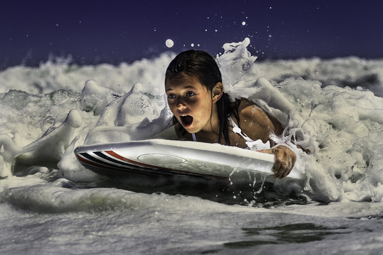 desarrollo social en niños. Niña surfea el oleaje de sentimientos.